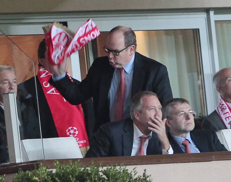 Un gesto di disappunto, poco principesco, di Alberto II durante la partita di Champions League Monaco-Benfica (LaPressee)